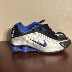 Nike Men's Black, Silver, and Blue Athletic Shoes
Nike Shox R4